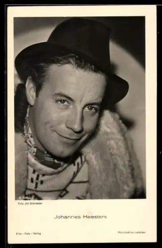 AK Schauspieler Johannes Heesters lächelnd mit Hut in die Kamera blickend