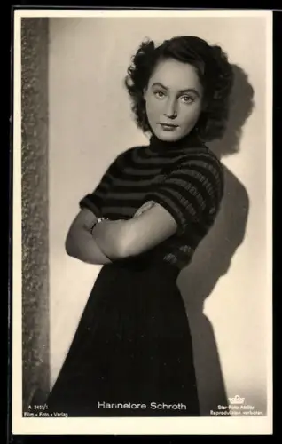 AK Schauspielerin Hannelore Schroth in schönem Rollkragen - T-Shirt