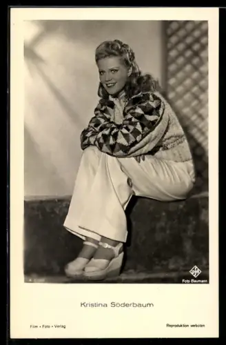 AK Schauspielerin Kristina Söderbaum mit blondem Haar in niedlich bedrucktem Pullover
