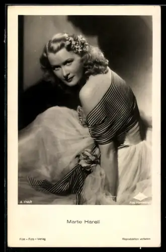 AK Schauspielerin Marte Harell, im seidigen Kleid, der Blick in die Kamera gerichtet