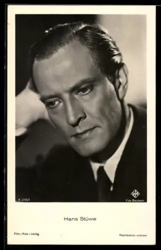 AK Schauspieler Hans Stüwe senkt den Blick nach unten