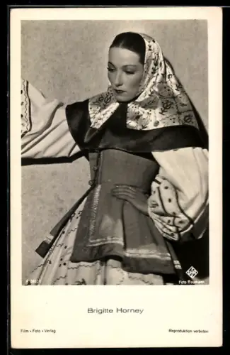 AK Schauspielerin Brigitte Horney im Kostüm