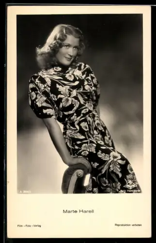 AK Schauspielerin Marte Harell in geblümtem Kleid