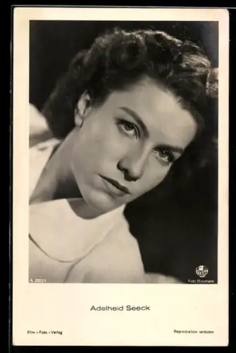 AK Schauspieler Adelheid Seeck mit strengem Blick in die Kamera