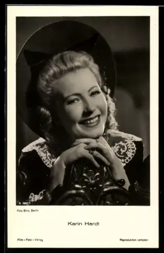 AK Schauspielerin Karin Hardt mit aufgestütztem Kopf