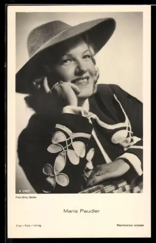 AK Schauspielerin Maria Paudler lächelnd mit Hut in die Kamera blickend