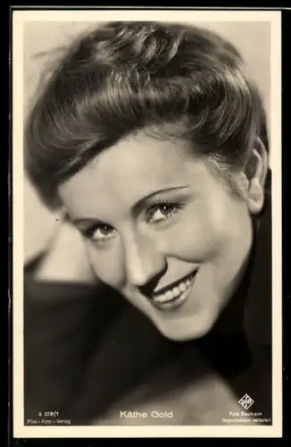 AK Schauspielerin Kätze Gold mit sympathischem Lächeln