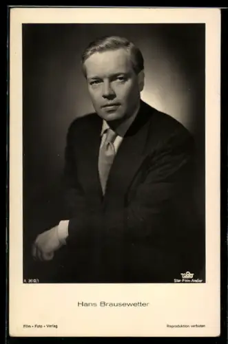 AK Schauspieler Hans Brausewetter im Anzug nachdenklich schauend