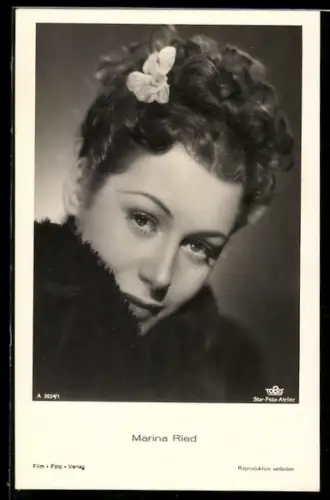 AK Schauspielerin Marina Ried mit Pelzstola und Kopfschmuck