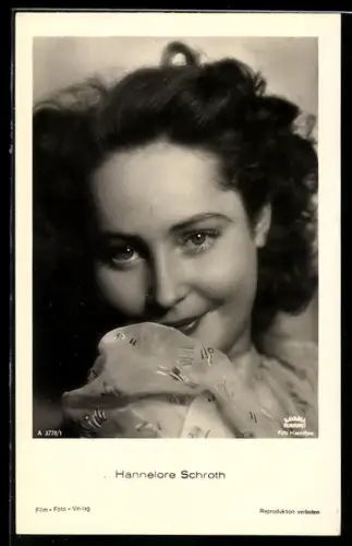 AK Schauspielerin Hannelore Schroth in Rüschenkleidung