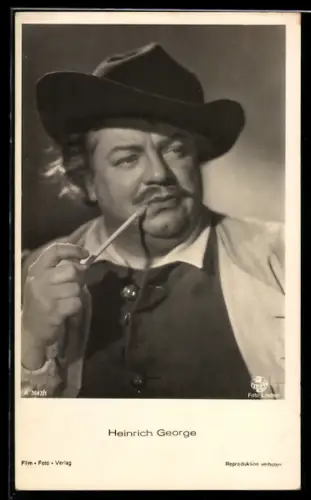 AK Schauspieler Heinrich George mit Hut und Pfeife