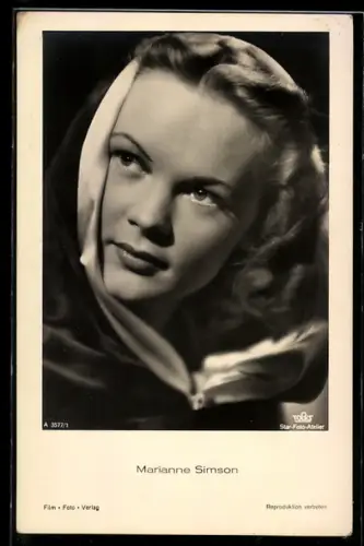 AK Schauspielerin Marianne Simson mit Kapuzenmantel