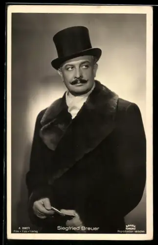 AK Schauspieler Siegfried Breuer mit Mantel und Zylinderhut