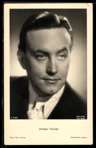 AK Schauspieler Walter Müller mit ernstem Blick