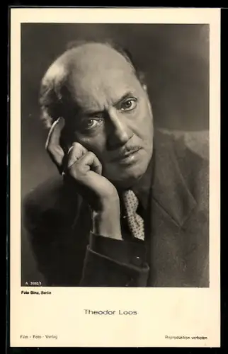 AK Schauspieler Theodor Loos stützt seinen Kopf auf eine Hand