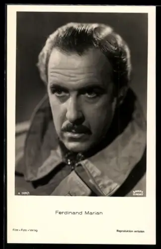 AK Schauspieler Ferdinand Marian, im Ausgehmantel gesehen