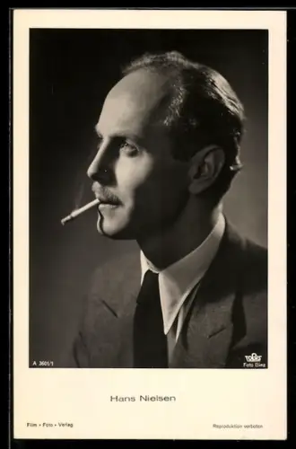 AK Schauspieler Hans Nielsen, seitlich mit Zigarette gesehen