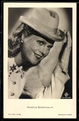AK Schauspielerin Kristina Söderbaum mit Handschuhen und einem Hut mit Netz