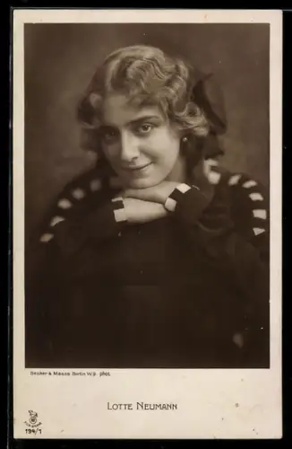 AK Schauspielerin Lotte Neumann lächelnd mit verschränkten Händen porträtiert