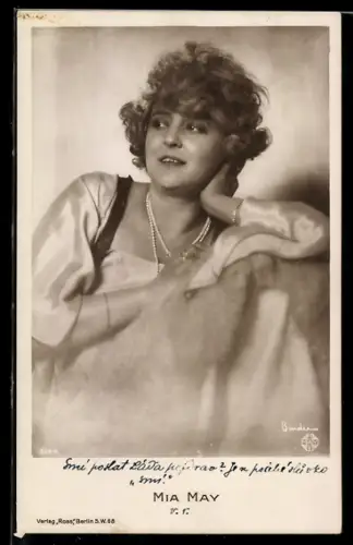 AK Schauspielerin Mia May stützt mit der Hand ihren Kopf ab