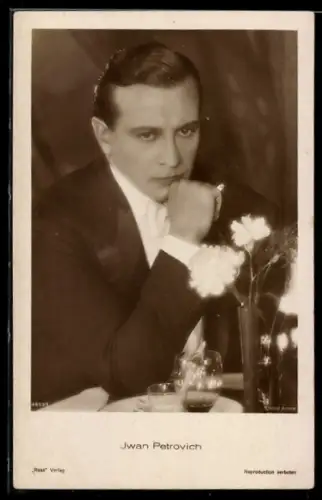 AK Schauspieler Iwan Petrovich raucht eine Zigarette