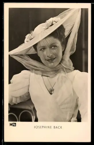 AK Schauspielerin Josephine Back mit einem charismatischen Lächeln