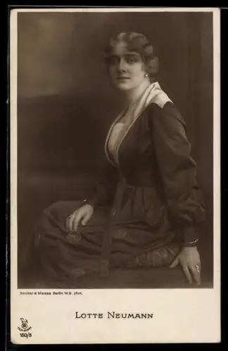 AK Schauspielerin Lotte Neumann im Kostüm einer Bühnenrolle