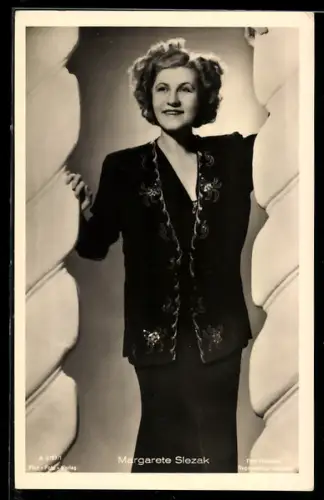 AK Schauspielerin Margarete Slezak posiert zwischen Säulen