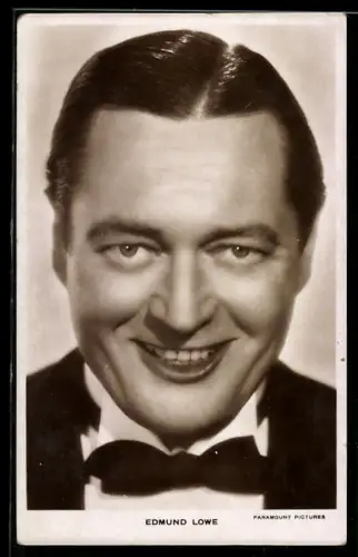 AK Schauspieler Edmund Lowe lächelnd mit Fliege posierend
