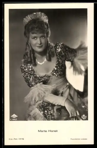 AK Schauspielerin Marte Harell, in Kleid mit Rüschen