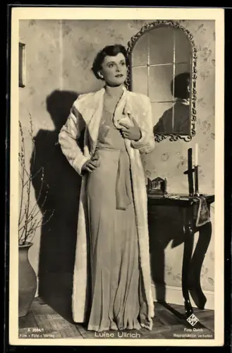 AK Schauspielerin Luise Ullrich vor dem Spiegel stehend