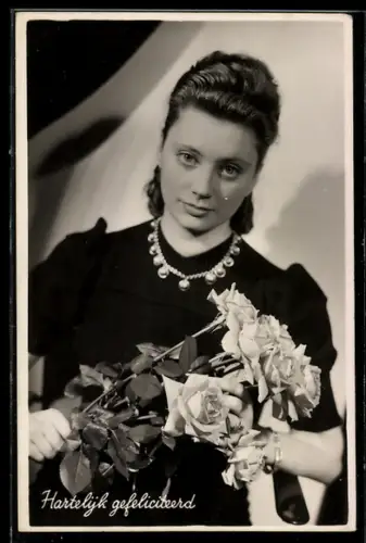 AK Schauspielerin Jeanne Crain mit einem Strauss Rosen, Glückwunsch