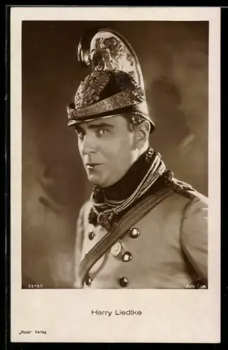 AK Schauspieler Harry Liedkte in Militär-Uniform posierend