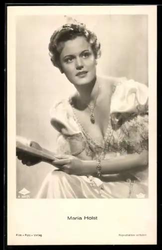 AK Schauspielerin Maria Holst im tollen Kostüm zur Seite schauend