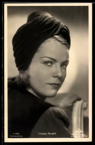 AK Schauspielerin Hilde Krahl, mit einem gebundenn Tuch auf dem Kopf