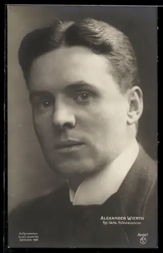 AK Schauspieler Alexander Wierth mit aufmerksamem Blick