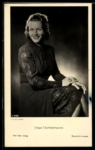 AK Schauspielerin Olga Tschechowa seitlich sitzend
