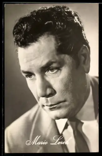 AK Schauspieler Mario Lerch blickt traurig