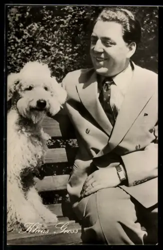 AK Schauspieler Klaus Gross auf einer Bank mit Hund