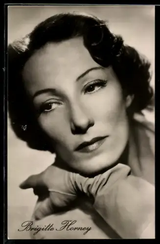 AK Schauspielerin Brigitte Horney, in die Kamera blickend