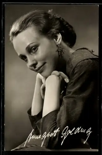 AK Schauspielerin Annegret Golding lehnt das Kinn auf die Hände