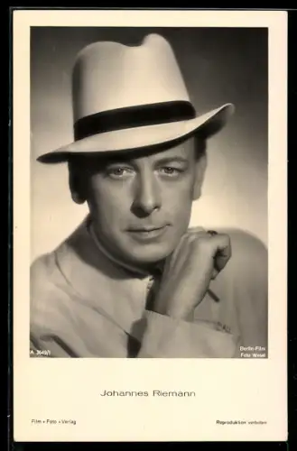 AK Schauspieler Johannes Riemann, mit Mantel und Hut