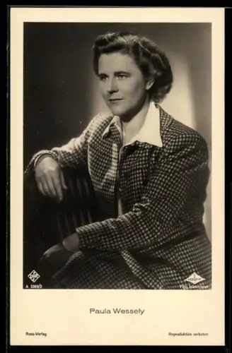 AK Schauspielerin Paula Wessely auf Stuhl sitzend porträtiert