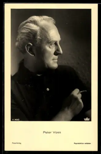 AK Schauspieler Peter Voss mit Zigarette ernst blickend