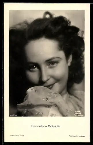 AK Schauspielerin Hannelore Schroth in Rüschenkleidung