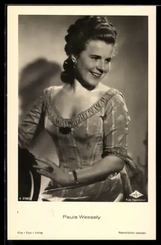 AK Schauspielerin Paula Wessely, strahlendes Gesicht