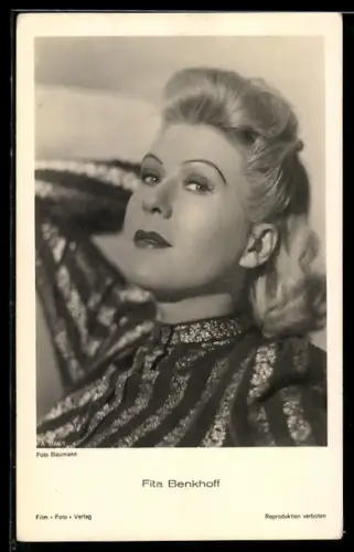 AK Schauspielerin Fita Benkhoff mit Hand am Kopf
