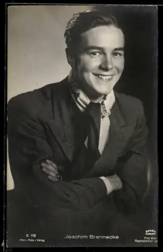 AK Schauspieler Joachim Brennecke mit verschränkten Armen