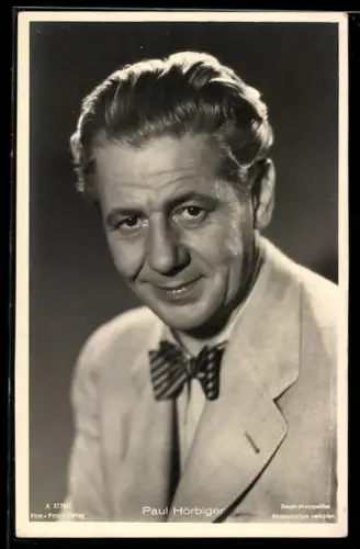 AK Schauspieler Paul Hörbiger im Anzug mit Fliege in die Kamera schauend