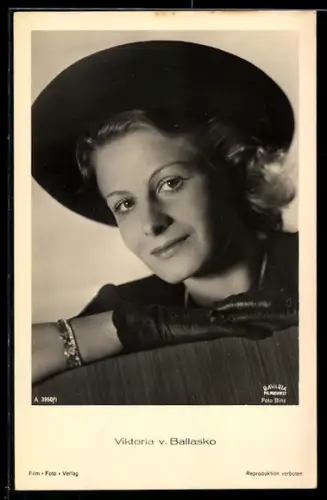 AK Schauspielerin Viktoria v. Ballasko, mit Hut abgelichtet